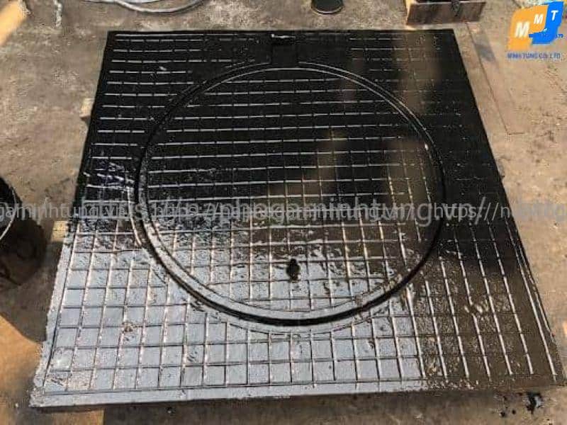 Sản phẩm nắp ga khung vuông dương nắp tròn 800×800 Nắp hố ga gang 800x800 khung vuông dương nắp tròn